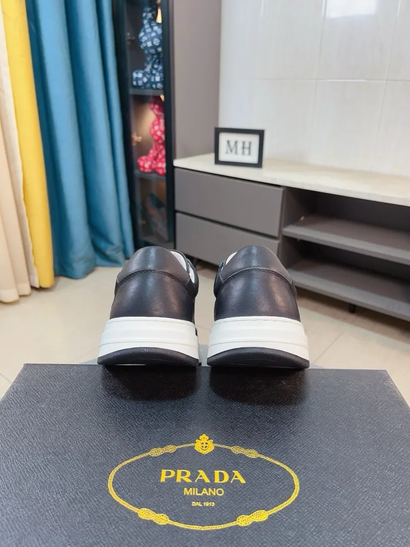 Men's shoes 💰420🌹🌹High-quality new Prada counters are launched simultaneously. The new men's shoes and 😘fabrics are selected from imported mesh and glue-spraying technology. Imported cowhide lining. 👍🏿High-end☄️Open-molded non-slip rubber outsole, exquisite lines, simple and elegant, comfortable and high-end for leisure travel. Code number: 38 to 44